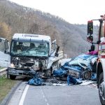 Schwerer Crash: Tödlicher Unfall auf B9 – Ehepaar stirbt nach Überholmanöver