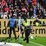 Fußball-Bundesliga: Toppmöller kritisiert Werfen von Gegenständen im Derby