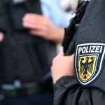 Räuberische Erpressung: Kontrolleure mit Waffe bedroht – GSG 9 durchsucht Wohnungen