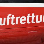 Rhein-Neckar-Kreis: Mann prallt mit Auto gegen Schilder und überschlägt sich