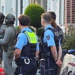 Spezialeinsatzkommando: Mann verschanzt sich mit Messern in Wohnung – SEK-Einsatz