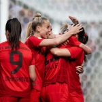 Gegen Werder Bremen: Fußballerinnen des FC Bayern München feiern DFB-Pokal und Double