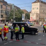 Unfall in Stuttgart: Auto fährt in Personengruppe – 46-jährige Frau stirbt an Verletzungen